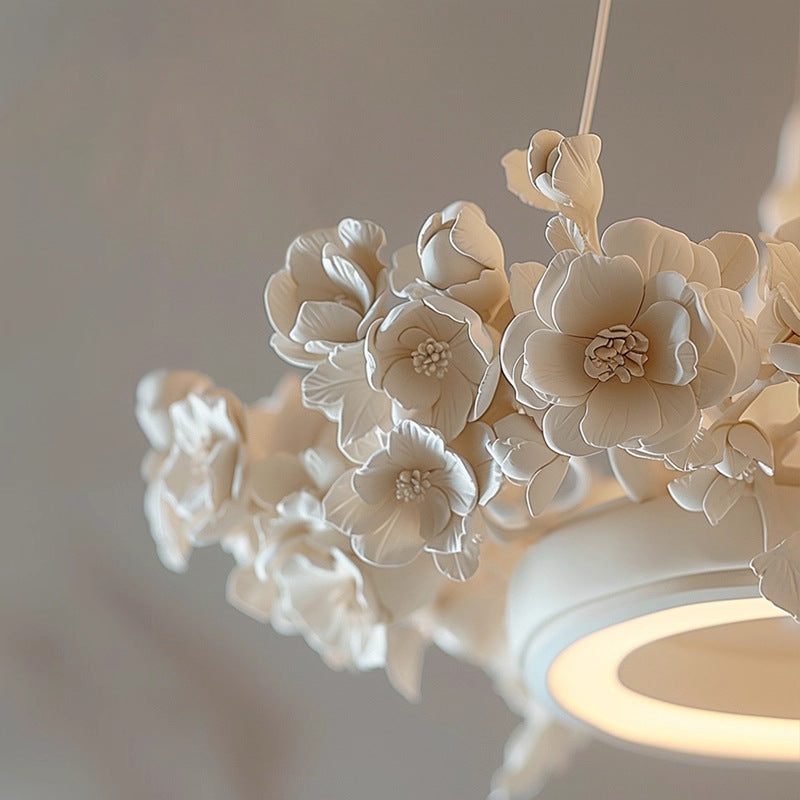 Kroonluchter met keramische bloemen