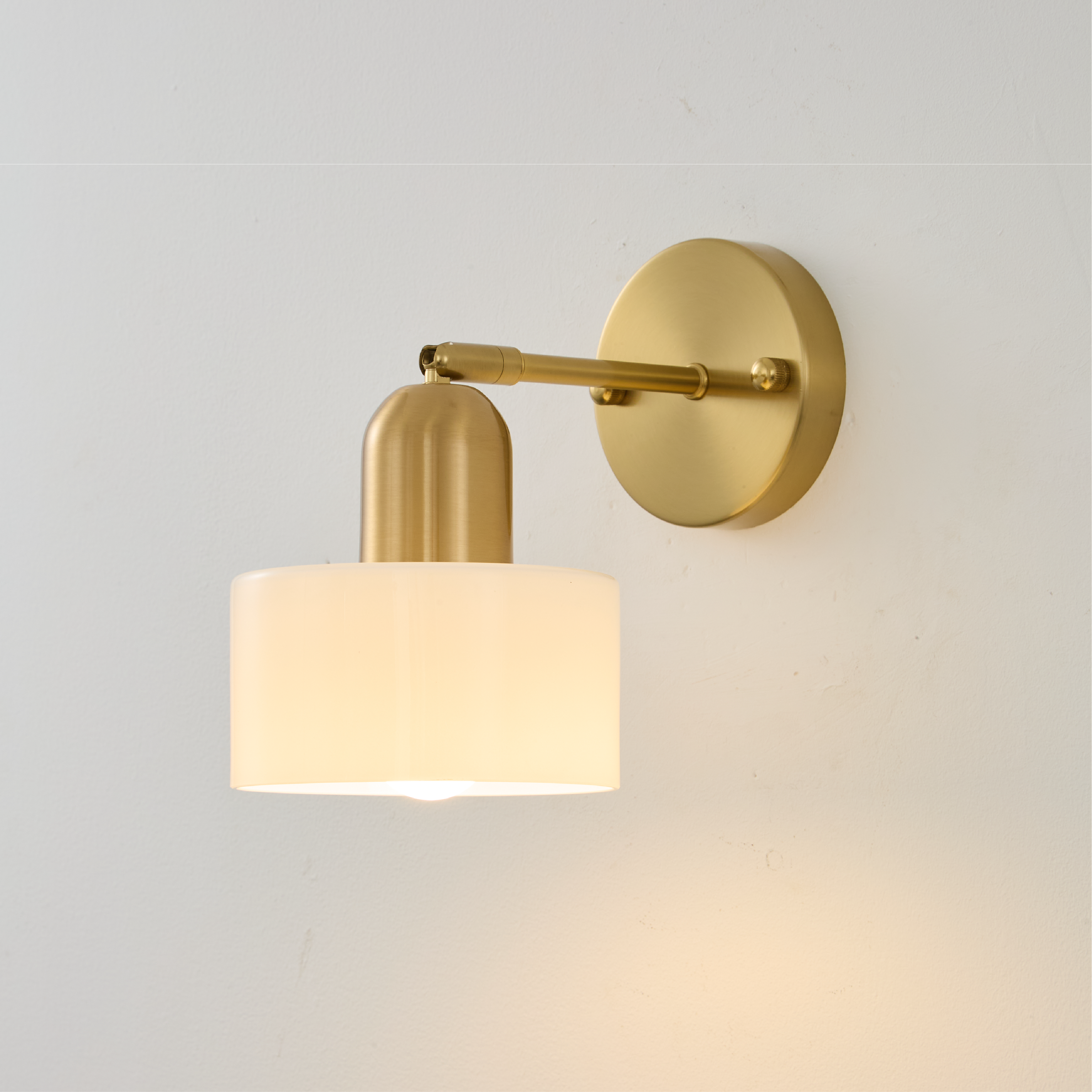 Bauhaus wandlamp met gekleurd glas